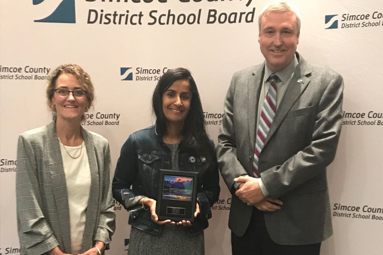 Pareen Gill (centre) receives the Prime Minister’s Award for Teaching Excellence.