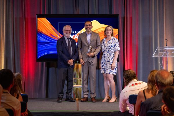 Queen’s Principal Patrick Deane and QUAA President Allison Williams present Edward Thomas with the Equity, Diversity, Inclusion, and Indigenization Alumni Award at the 2025 QUAA Awards Gala in Toronto. 